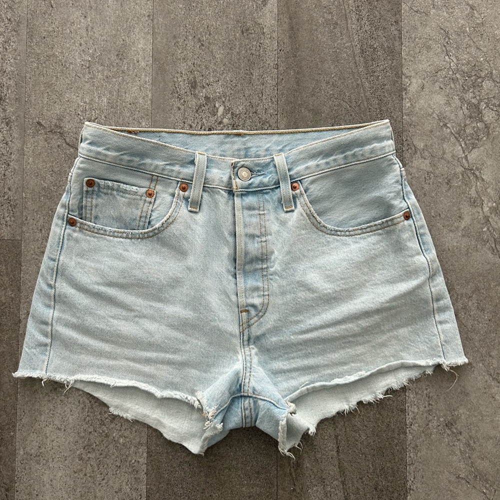 LEVI’s Size 27 (4) Light Blue Denim Women’s Cutoff Shorts
